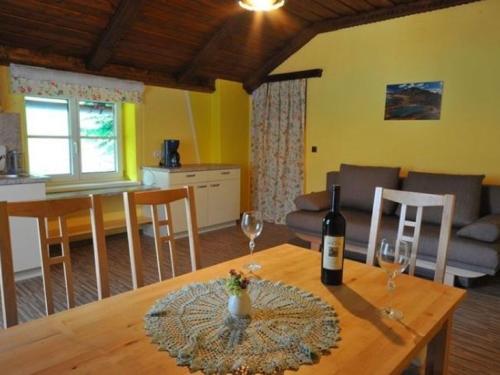 uma sala de estar com uma mesa e uma garrafa de vinho em Apartment in Vordernberg near ski area em Vordernberg