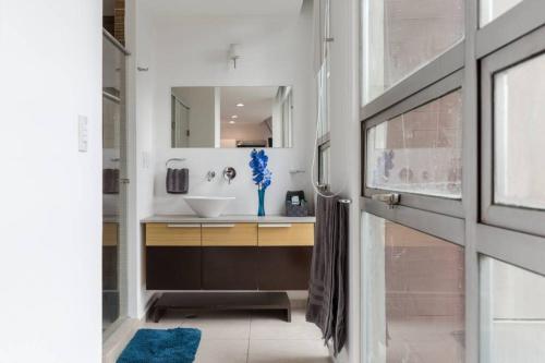 a bathroom with a sink and a mirror at Espectacular Loft en PH Zona Polanco D in Mexico City