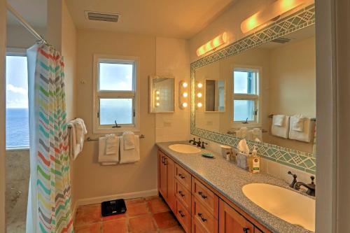 Ένα μπάνιο στο St Thomas Cliffside Villa with Pool and Hot Tub!