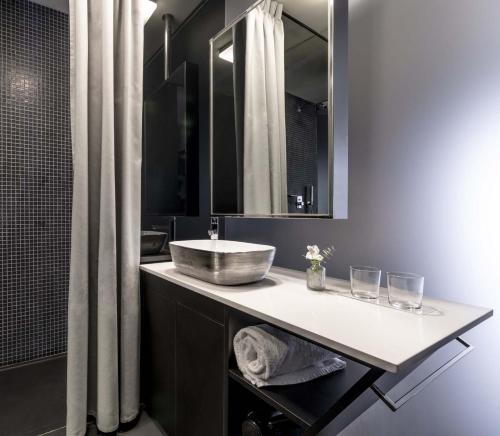 uma casa de banho com um lavatório e um espelho em 9Hotel Mercy em Lisboa