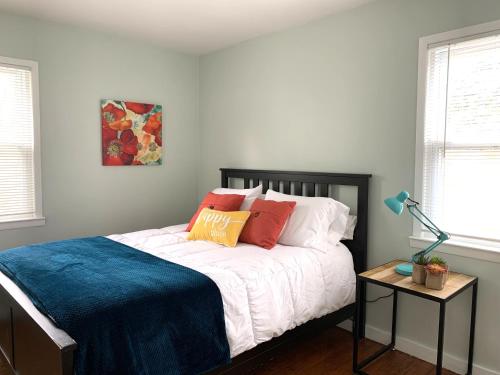 Ένα ή περισσότερα κρεβάτια σε δωμάτιο στο The Modern Stylish Gem Of Pontiac - 5 Min To GM