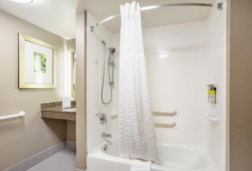 Koupelna v ubytování Staybridge Suites Chesapeake-Virginia Beach by IHG