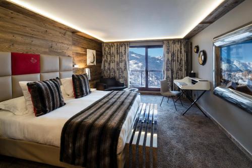 Postel nebo postele na pokoji v ubytování Hôtel Koh-I Nor by Les Etincelles