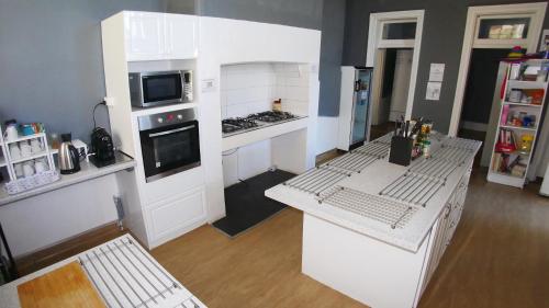 Η κουζίνα ή μικρή κουζίνα στο Geraldton Backpackers