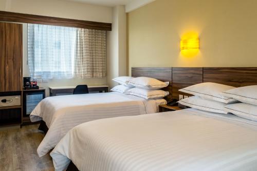 Una cama o camas en una habitación de Crown Victoria Hotel