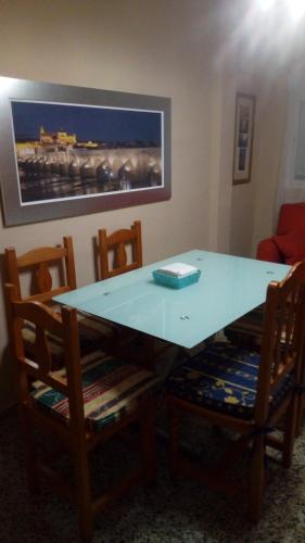 コルドバにあるPiso cerca mezquitaのダイニングルームテーブル(椅子2脚、青いテーブル付)
