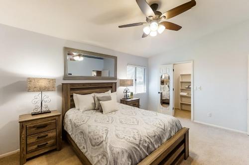 鳳凰城的住宿－Spanish Bella，一间卧室配有一张床和吊扇