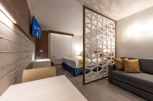 Llit o llits en una habitació de Microtel Inn & Suites by Wyndham Irapuato