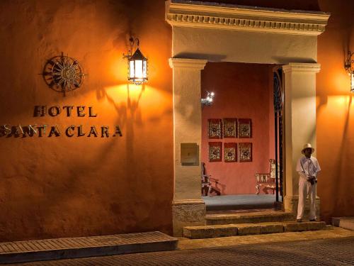卡塔赫納的住宿－索菲特傳奇聖克拉拉卡塔赫納酒店，站在圣克拉拉酒店外的男人