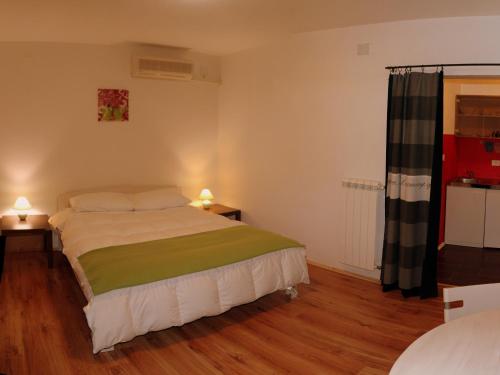1 dormitorio con 1 cama y 2 lámparas en las mesas en Apartment Studio Fuart, en Štinjan