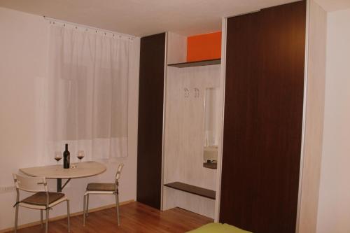 Habitación pequeña con mesa, mesa y sillas. en Apartment Studio Fuart, en Štinjan