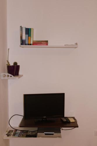 a flat screen tv sitting on top of a table at Apartment Studio Fuart in Štinjan