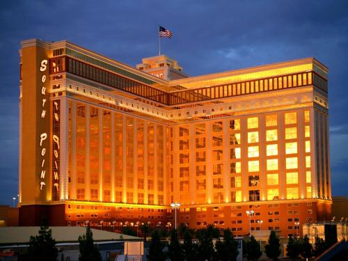 ein großes Gebäude mit amerikanischer Flagge darüber in der Unterkunft South Point Hotel Casino-Spa in Las Vegas