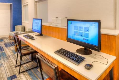 Holiday Inn Express Newberg - Wine Country by IHGにあるテレビまたはエンターテインメントセンター