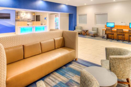 ニューバーグにあるHoliday Inn Express Newberg - Wine Country by IHGの長椅子付きの待合室