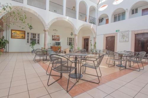 pokój ze stołami i krzesłami w budynku w obiekcie Hotel Imperial w mieście Aguascalientes