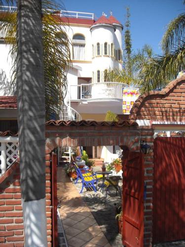 a building with a balcony with a table and chairs at Welcome to Casa Viva Mexico 3-bedrooms 2-bathroms 6-Guests close to Shoping Center & Beach in Tijuana