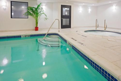 Holiday Inn Express Fishkill-Mid Hudson Valley by IHGの敷地内または近くにあるプール