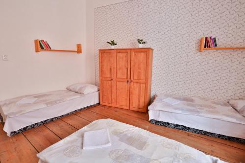 Postel nebo postele na pokoji v ubytov&aacute;n&iacute; Rodinn&yacute; hostel St&aacute;rkův dům