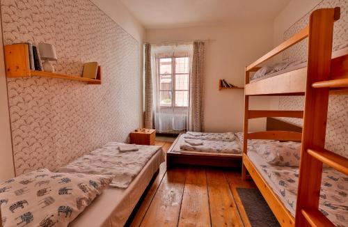 Llit o llits en una habitació de Rodinný hostel Stárkův dům
