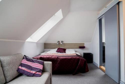 Un pat sau paturi într-o cameră la Klosterhagen Hotel