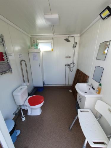 une petite salle de bain avec toilettes et lavabo dans l'établissement Camping du Puy Rond, à Bressuire