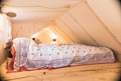 a bedroom with a bed in a attic at Tiny-Haus im Südhessischen Ried in Trebur