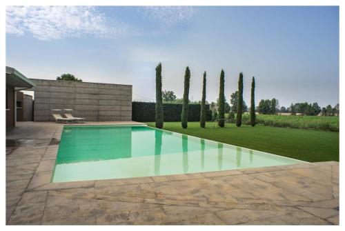Asola的住宿－Guest House Località Sorbara，一座树木繁茂的庭院内的游泳池