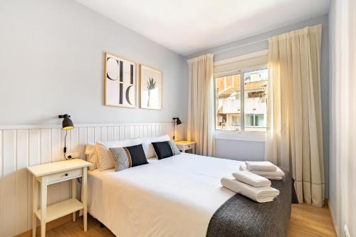 מיטה או מיטות בחדר ב-Sagrada Modern APT By MyRentalHost