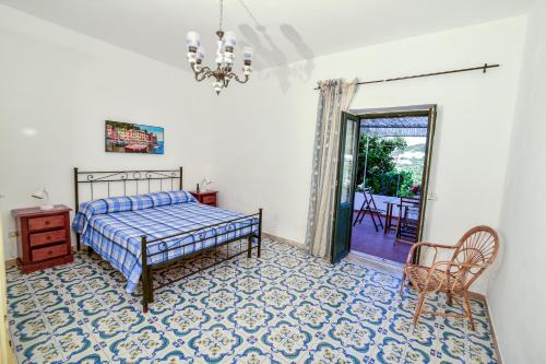 Schlafzimmer mit einem Bett, einem Tisch und Stühlen in der Unterkunft SoleMarePonza casa Antonietta in Ponza