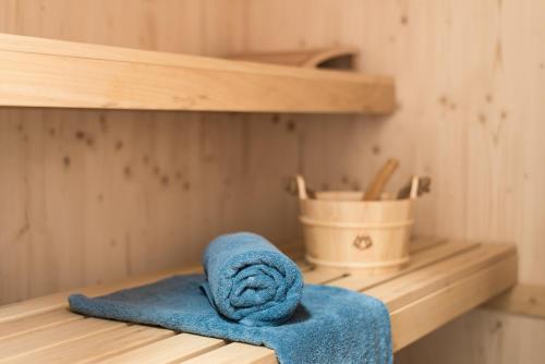 une serviette assise sur une étagère dans un sauna dans l'établissement Chalet Sunnseitn - auf der Turracher Höhe, à Turracher Höhe