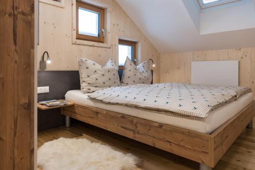 A bed or beds in a room at Chalet Sunnseitn - auf der Turracher Höhe