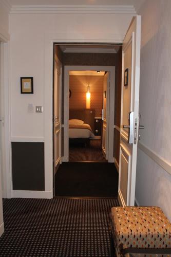 a hallway leading to a room with a bed at Maison Lia in Châlons-en-Champagne