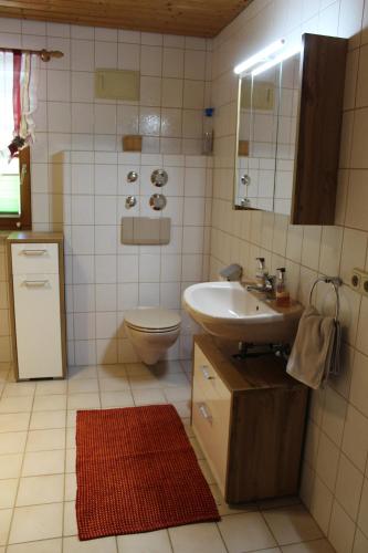 a bathroom with a sink and a toilet at Ferienwohnung Lenz in Marktschellenberg