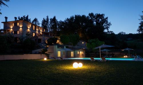 a house with lights in the yard at night at Relais Il Furioso in Monte Castello di Vibio