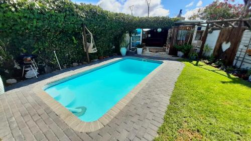 uma piscina no quintal de uma casa em The Speckled Egg, 4 Promenade Rd, Lakeside, Cape Town em Cidade do Cabo