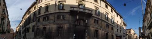 a large building on a city street at Verona Relax & Stay APARTMENTS in Verona