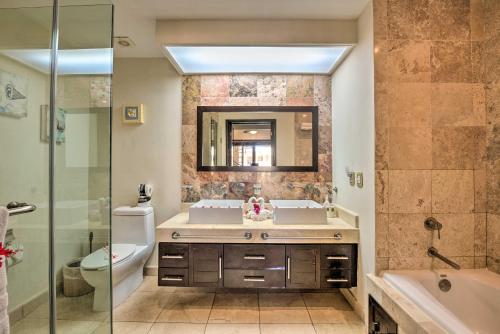 Koupelna v ubytování Playa del Carmen Beachfront Condo with Pool Access!