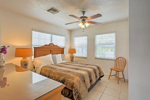 1 dormitorio con 1 cama y ventilador de techo en Lovely Sea Dreams Villa with Private Beach and Deck!, en Banksville