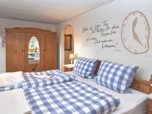 a bedroom with two beds and a writing on the wall at Ferienhaus mit Garten in Weißenbrunn in Weißenbrunn