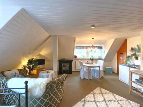 a living room with a couch and a table at Ferienhaus mit Garten in Weißenbrunn in Weißenbrunn
