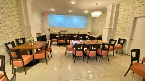 Seacoast by Miami Ambassadors في ميامي بيتش: غرفة طعام مع طاولات وكراسي خشبية