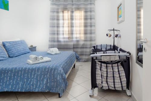 - une chambre avec un lit et une voiturette avec des serviettes dans l'établissement Zagarellai apartment alla Kalsa Fast wi-fi, à Palerme