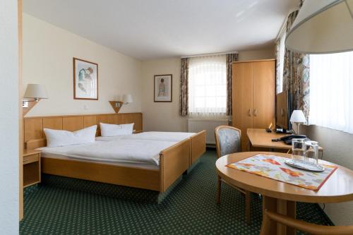 
Ein Bett oder Betten in einem Zimmer der Unterkunft Hotel am Schloß
