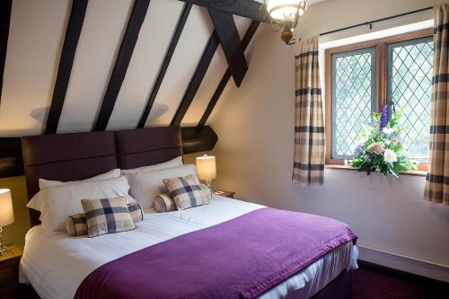 Uma cama ou camas num quarto em Maesmawr Hall Hotel