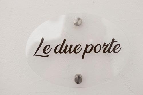 a sign with the word la due poke written on it at Aria di Vico Aparthotel in Vico del Gargano