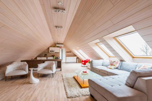 a living room with a couch and a table at Villa Bach in Valgeranna