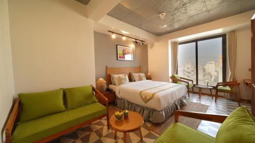 Habitación de hotel con cama y sofá en Hotel Nova Boutique, en Rajkot