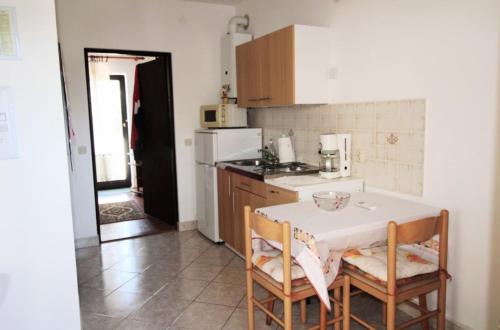 Kuchyň nebo kuchyňský kout v ubytování Apartment Ljubica for two people