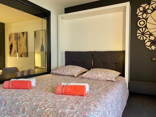 เตียงในห้องที่ Bleu Regard
